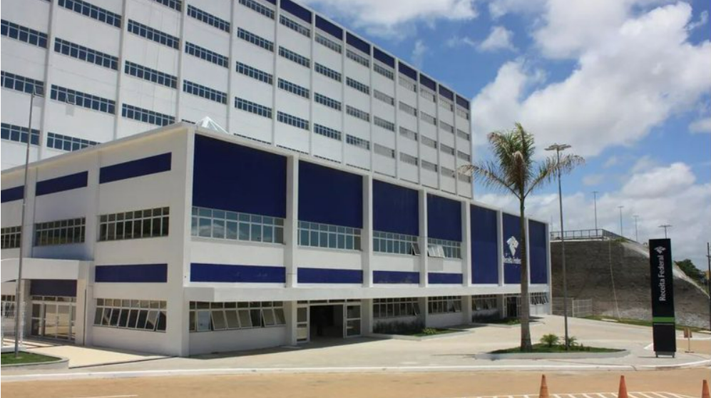 Servidor baiano da Receita Federal em Salvador terá de usar tornozeleira eletrônica e está proibido de sair da cidade