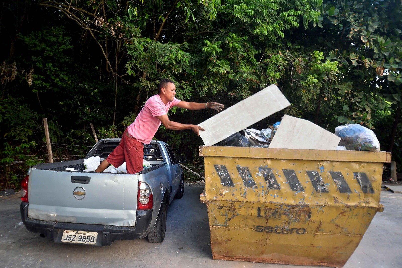 Descarte irregular de entulho causa transtornos na cidade e pode gerar multa; veja como fazer o procedimento correto em Salvador