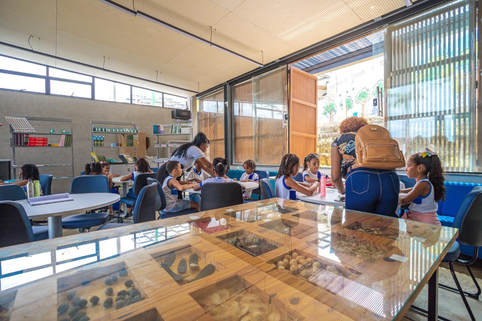 Prefeitura leva Mundo Encantado da Criança à Bienal do Livro Bahia 2026 com foco na leitura como experiência sensorial e afetiva