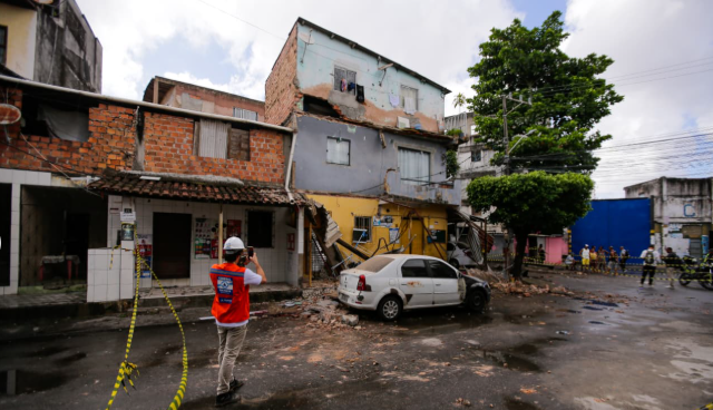 Desabamento de marquises deixa um ferido na Cidade Baixa