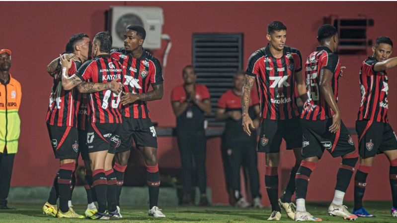 Com dois gols de Renê, Vitória atropela o Piauí e assume a liderança do Nordestão