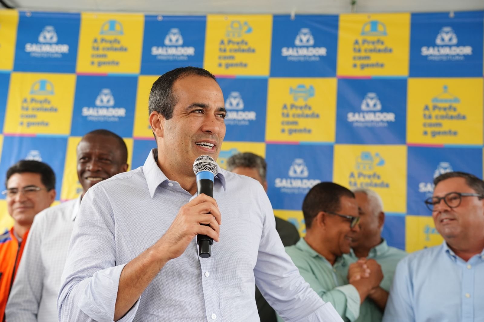 Prefeitura entrega contenção de encosta com área de lazer em Colinas de Periperi