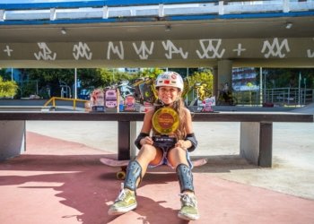 Beneficiária do Bolsa Atleta, skatista de 7 anos treina em nova pista da modalidade na Bonocô e desponta como promessa