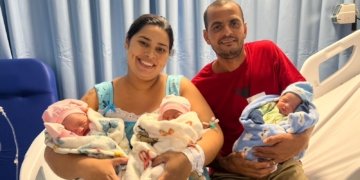 Maternidade municipal de Salvador acolhe gestante do Extremo Sul da Bahia e celebra nascimento raro de trigêmeos