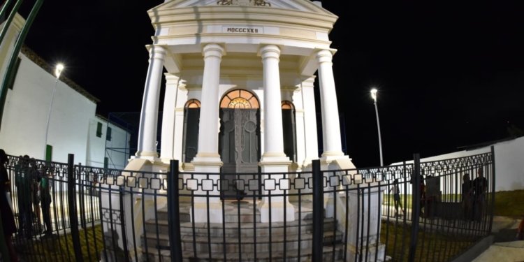 Praça General Labatut, em Pirajá, é entregue requalificada às vésperas do 2 de Julho em Salvador