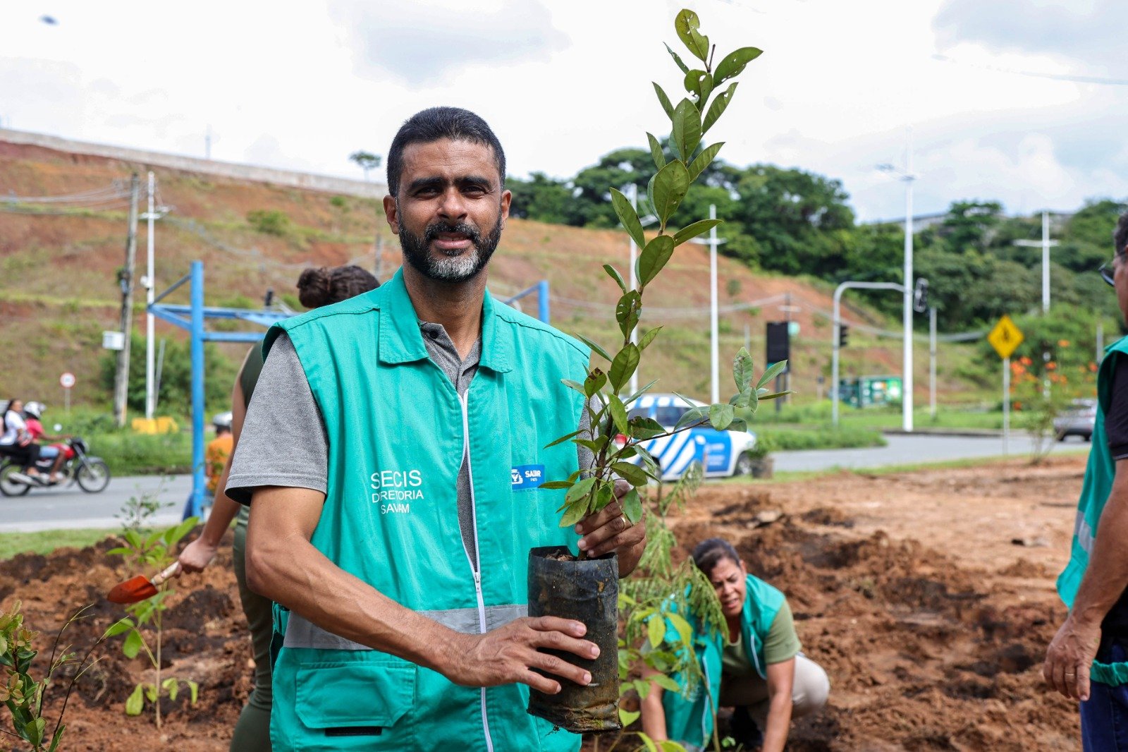 Salvador ganha primeira microfloresta urbana com mais de 1 mil mudas plantadas entre as avenidas Gal Costa e Jayme Figura