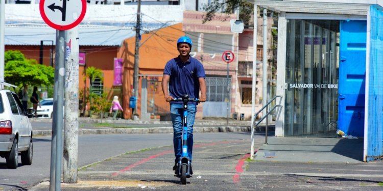Patinetes elétricos completam um ano de operação regulamentada em Salvador com mais de 500 mil viagens realizadas