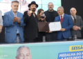 Emoção marca a entrega da Medalha do Mérito Cultural a Paulinho Boca de Cantor