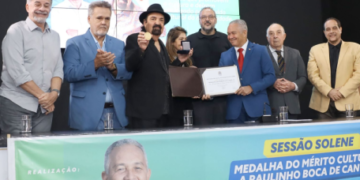 Emoção marca a entrega da Medalha do Mérito Cultural a Paulinho Boca de Cantor