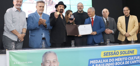 Emoção marca a entrega da Medalha do Mérito Cultural a Paulinho Boca de Cantor