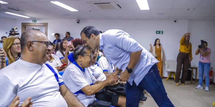 Prefeitura de Salvador cria Bolsa Presença para estudantes da EJA da rede municipal