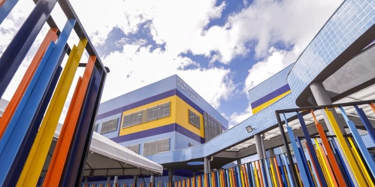 Prefeitura inaugura escolas de alto padrão para 1,2 mil alunos com piscina e salas climatizadas em Fazenda Grande do Retiro