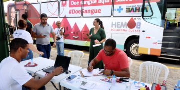 Unidade móvel da Hemoba participa de ação solidária promovida pelo cantor Buja Ferreira