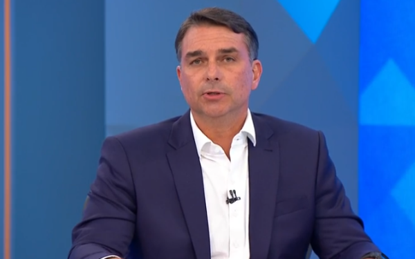 Justiça suspende entrega de título a Flávio Bolsonaro em Salvador