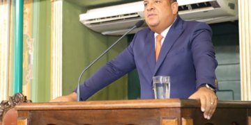 Jorge Araújo retorna à Câmara de Salvador, e Tiago Queiroz encerra período como vereador