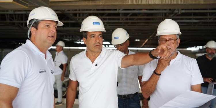Prefeito vistoria construção da Arena Multiuso Antônio Balbino na Boca do Rio; obras estão 80% concluídas