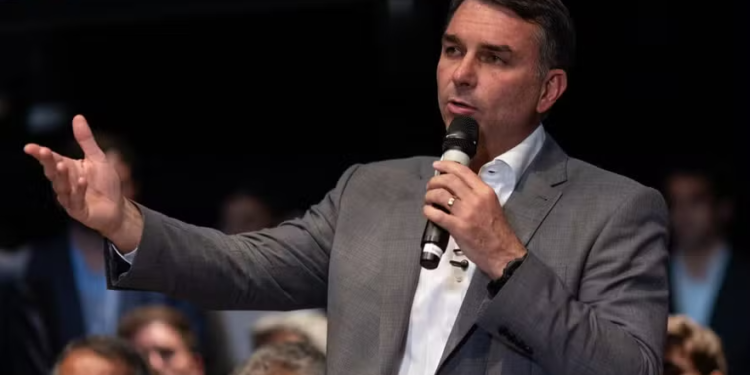 Flávio Bolsonaro muda de posição e anuncia voto favorável ao fim da escala 6×1